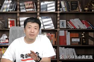 关系挺好？库里赛后搂着活塞助教塞拉斯叙旧 两人喜笑颜开